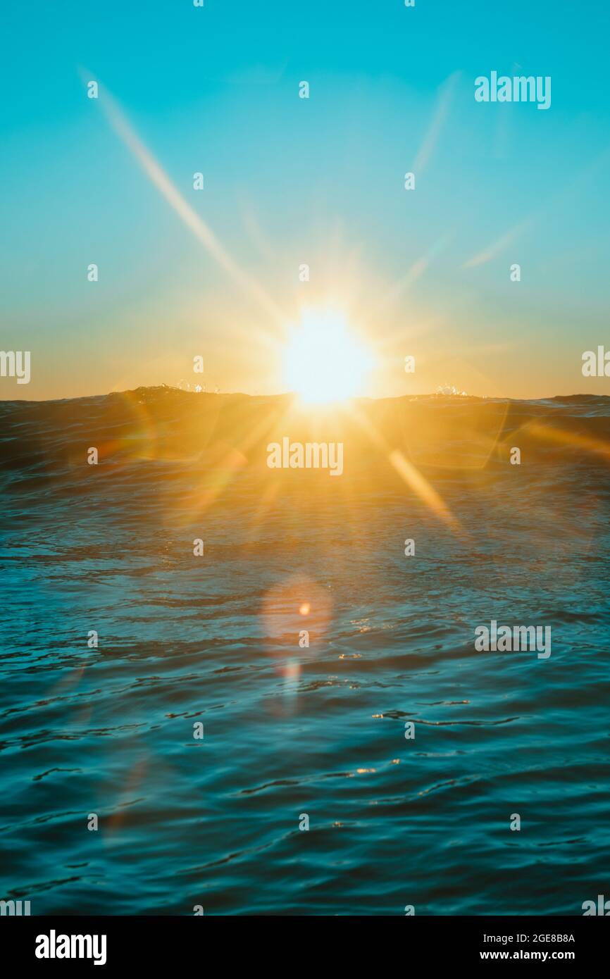 Sole che sorge sull'acqua a Mollymook Beach. Foto Stock