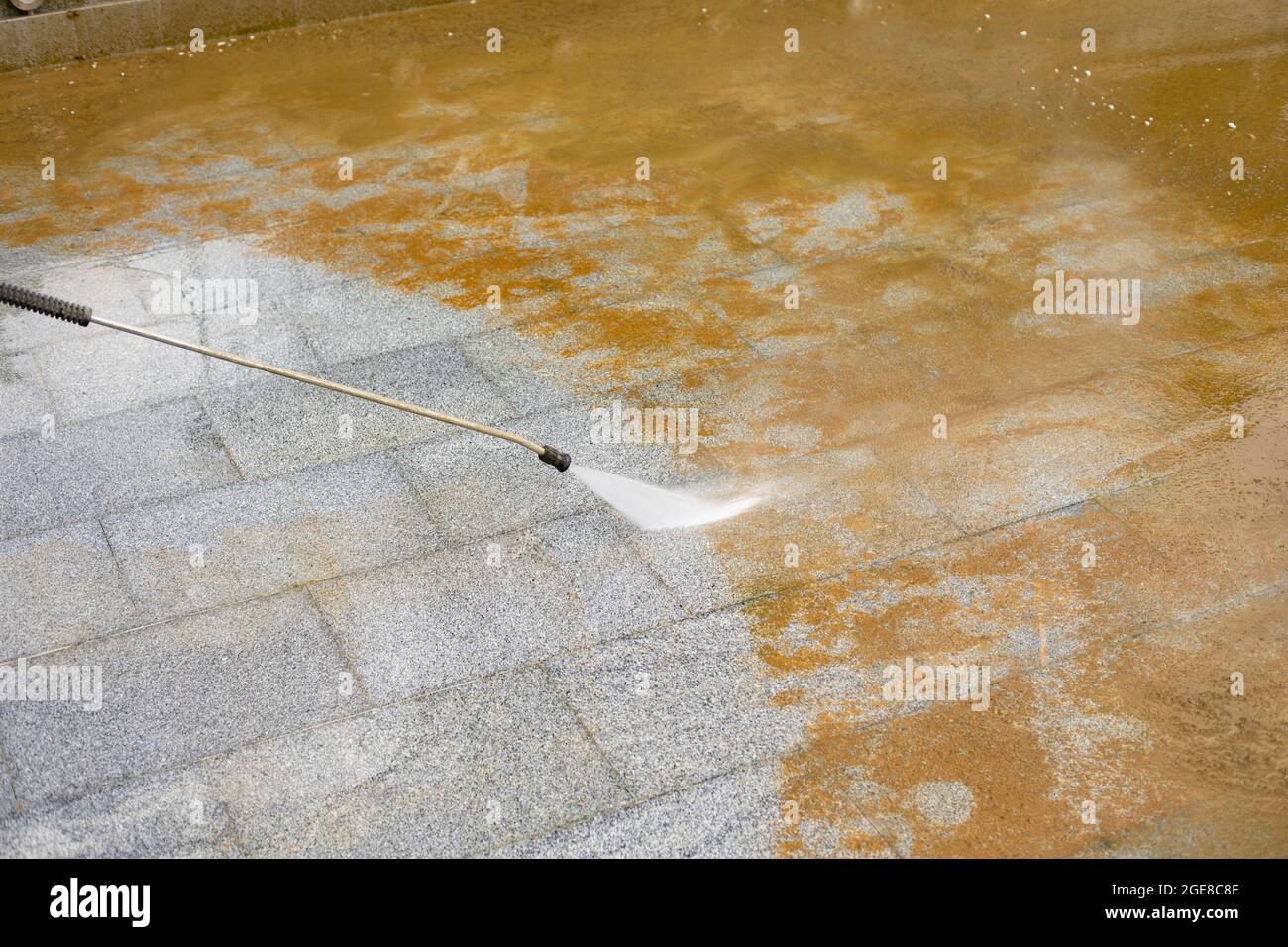 Lava via lo sporco con la pressione dell'acqua. Rimuovi ruggine. L'acqua ad  alta pressione raschia la polvere dalla superficie Foto stock - Alamy