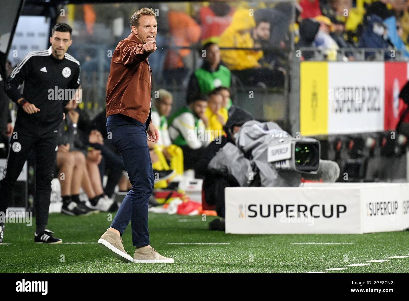 Dortmund, Germania. 17 agosto 2021. Julian Nagelsmann, allenatore della Bayern Monaco, reagisce durante la partita di calcio della Supercup tedesca contro Borussia Dortmund a Dortmund, Germania, 17 agosto 2021. Credit: Ulrich Hufnagel/Xinhua/Alamy Live News Foto Stock