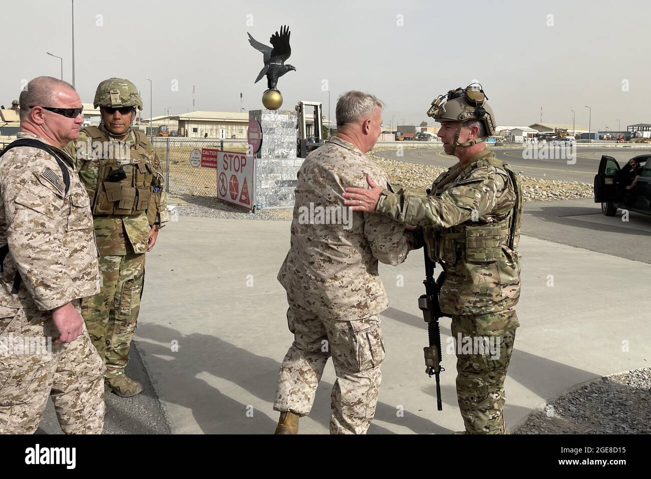 Kabul, Afghanistan. 17 agosto 2021. Frank McKenzie, il comandante del comando centrale degli Stati Uniti, incontra l'ADM posteriore della marina statunitense. Peter Vasely, comandante delle forze americane Afghanistan-Forward, all'aeroporto internazionale Hamid Karzai, Afghanistan, il 17 agosto 2021. Secondo il segretario di stampa del Pentagono John Kirby, a partire da martedì 17 agosto, circa 10,000 residenti degli Stati Uniti erano 'vicino a Kabul' e non l'avevano fatto al punto di evacuazione all'aeroporto internazionale Hamid Karzai. Foto di Capt. William Urban/U.S.A. Navy/UPI Credit: UPI/Alamy Live News Foto Stock