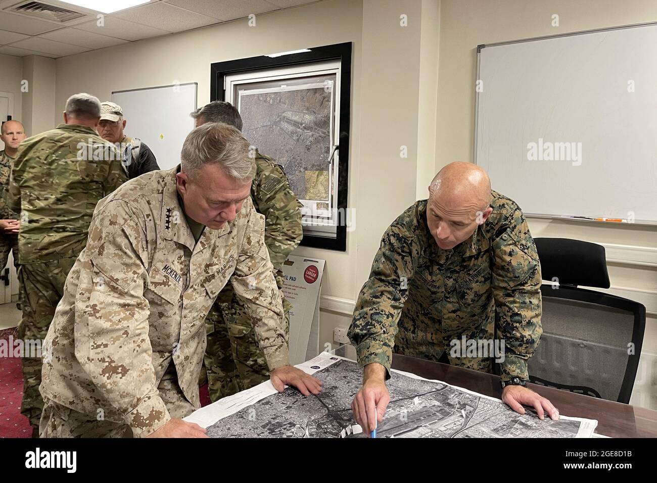 Frank McKenzie, il comandante del comando centrale degli Stati Uniti, dirige le operazioni con la U.S. Marine Briga. Gen. Farrell J. Sullivan, comandante della Task Force Navale Amfibia 51/5a Brigata Marina Expeditionary, all'Aeroporto Internazionale Hamid Karzai, Afghanistan, il 17 agosto 2021. Secondo il segretario di stampa del Pentagono John Kirby, a partire da martedì 17 agosto, circa 10,000 residenti degli Stati Uniti erano 'vicino a Kabul' e non l'avevano fatto al punto di evacuazione all'aeroporto internazionale Hamid Karzai. Foto di Capt. William Urban/U.S.A. Navy/UPI Foto Stock