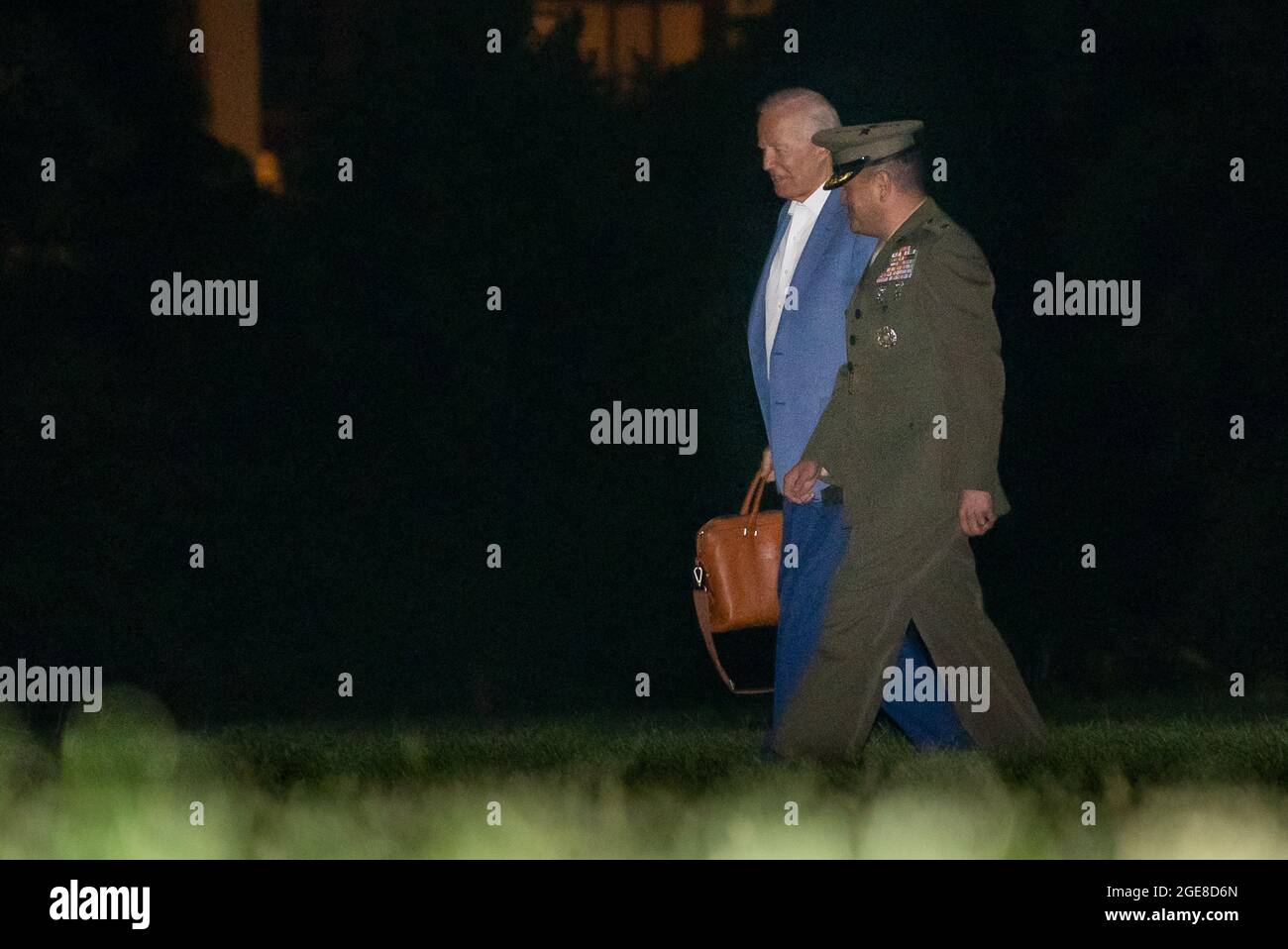 Washington, Stati Uniti. 17 agosto 2021. Il presidente Joe Biden arriva a Fort McNair da Camp David a Washington, DC martedì 17 agosto 2021. Foto di Ken Cedeno/UPI Credit: UPI/Alamy Live News Foto Stock