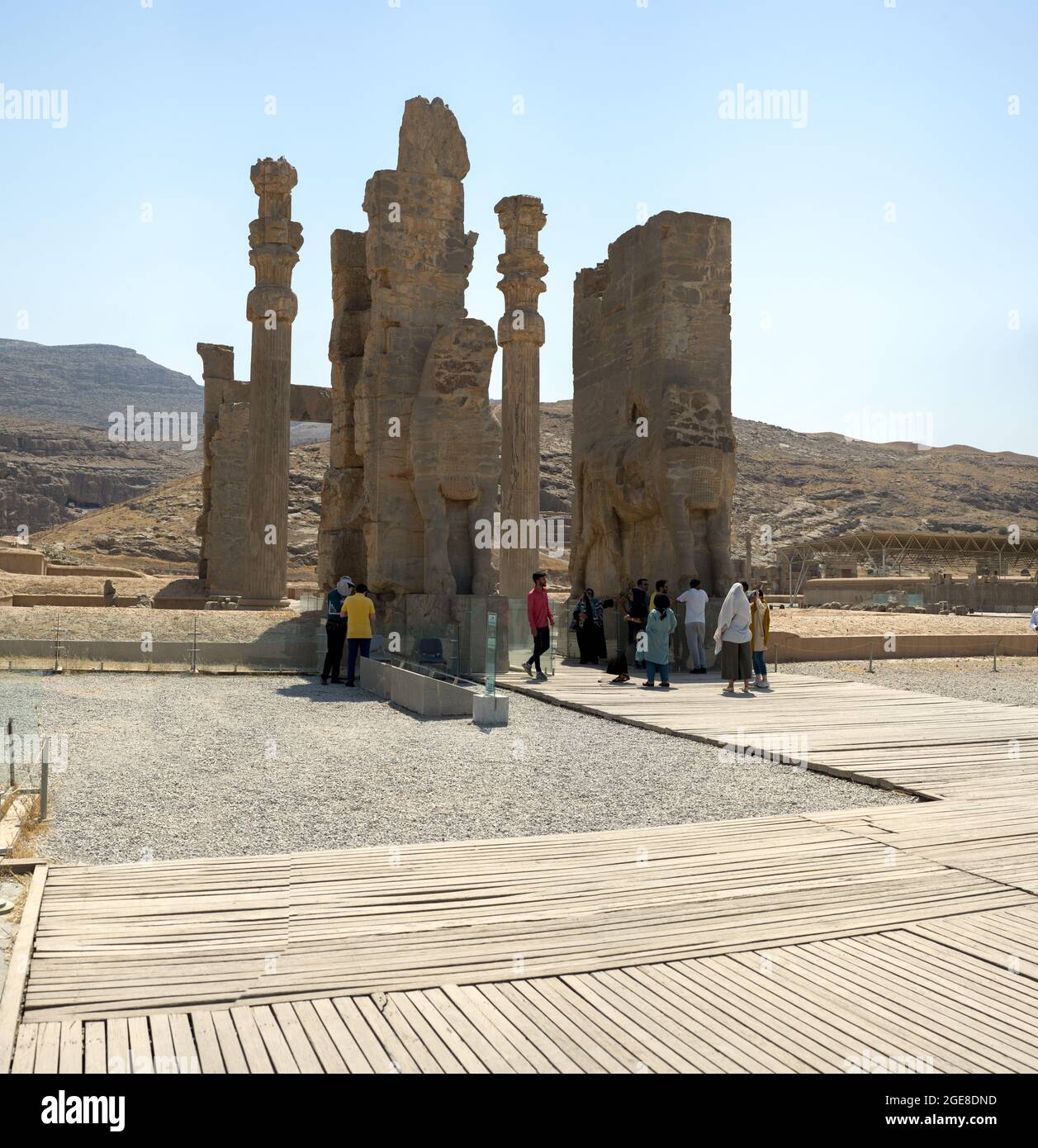 Shiraz, Iran, 29 luglio 2021: Porta di tutte le nazioni (porta Xerxes) con statue di pietra di tori nella città antica Persepoli, Iran. Sito patrimonio dell'umanità dell'UNESCO Foto Stock