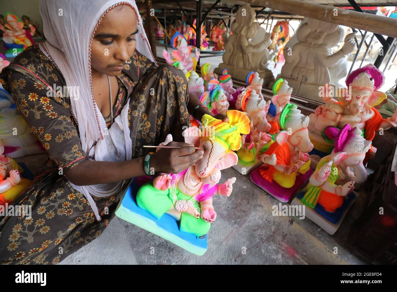 Kangra, India. 17 agosto 2021. Un artigiano lavora su un idolo del dio indù di elefante Ganesha in un laboratorio in vista del festival Ganesh Chaturthi a Kangra di Himachal Pradesh, India, 17 agosto 2021. Credit: Sr/Xinhua/Alamy Live News Foto Stock