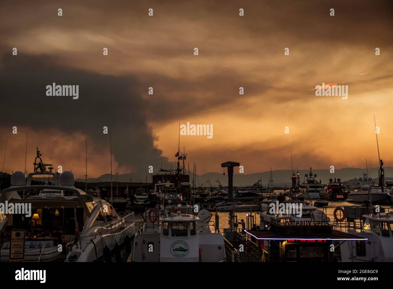 Fier paesaggio - Port de Saint Tropez, Francia 17 agosto 18, 2021 fuoco #Gonfaron #Var #Lamole #LaCroixValmer #Cavalaire #feu Foto Stock