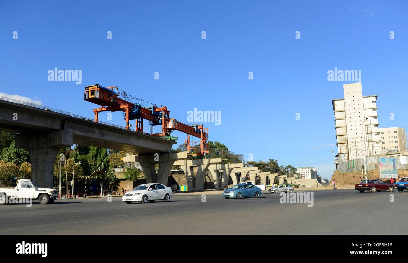 Costruzione dei ponti della ferrovia leggera in Piazza Meskel nel centro di Addis Abeba, Etiopia. Foto Stock