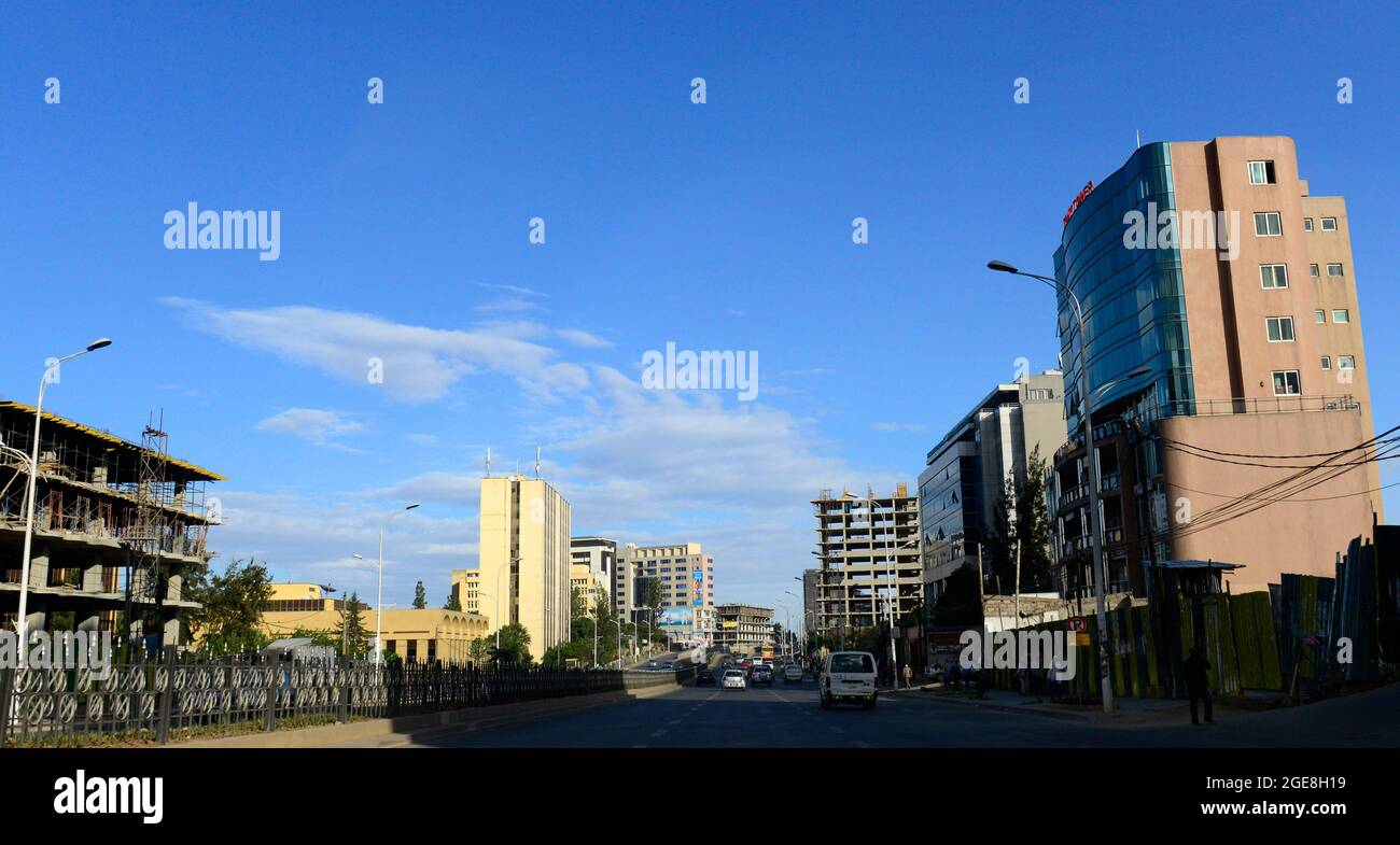 Nuovi edifici che cambiano lo skyline lungo la strada dell'aeroporto ad Addis Abeba, Etiopia. Foto Stock