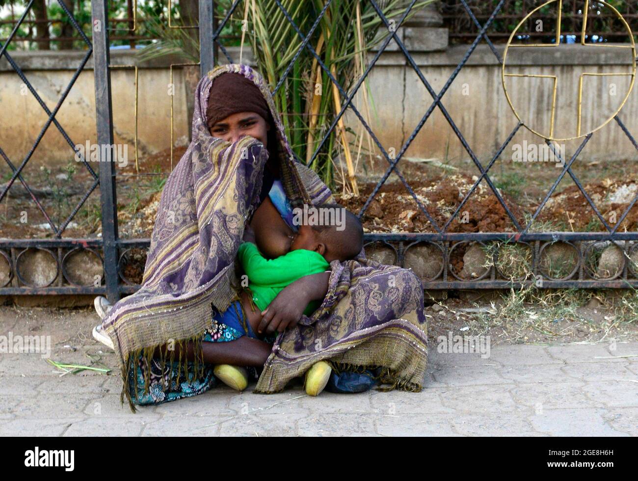Mendicanti seduti fuori della chiesa di Bole Medhanialem ad Addis Abeba durante la vacanza pasquale ortodossa etiope. Foto Stock