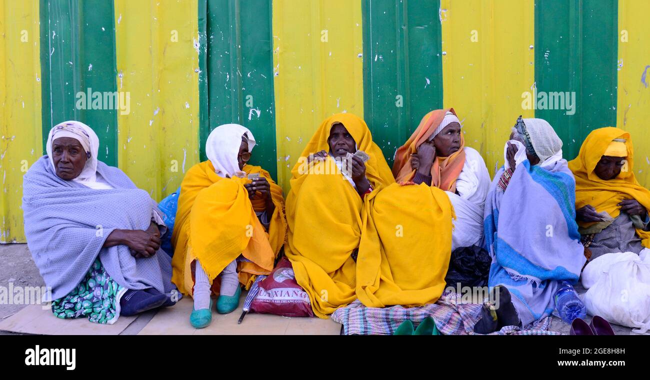 Mendicanti seduti fuori della chiesa di Bole Medhanialem ad Addis Abeba durante la vacanza pasquale ortodossa etiope. Foto Stock