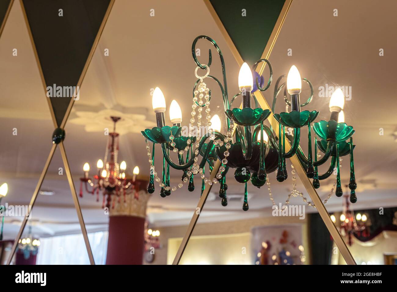 Meravigliosa lucentezza vintage di vetro verde con lampadine luminose Foto Stock