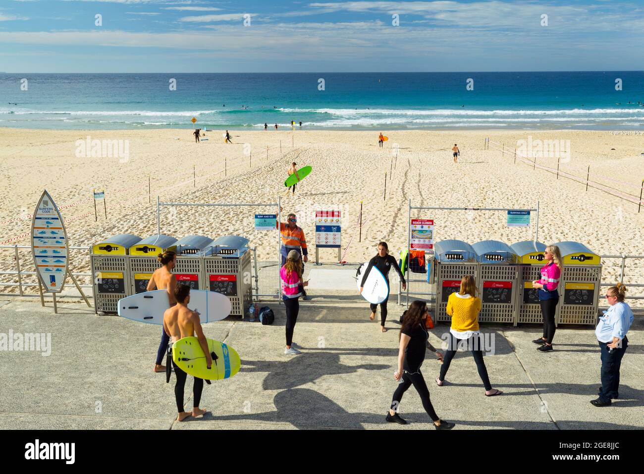 A seguito della diffusa disattenzione dell'opinione pubblica per gli avvertimenti di "allontanamento sociale" in Australia durante la pandemia di Coronavirus, Bondi Beach a Sydney è stato temporaneamente chiuso al pubblico. Al momento della riapertura, era limitato alle sezioni 'Swim and Go' e 'Surf and Go' rispettivamente all'estremità nord e sud della spiaggia. Ai fini del controllo della folla, i nuotatori non erano autorizzati ad avventurarsi in altre zone della spiaggia, e ciascuna delle due sezioni era strettamente cordonata per impedire al pubblico di sedersi o socializzare sulla spiaggia. Nella foto: L'ingresso 'Surf and Go' con segnavia a Bondi Beach. Foto Stock