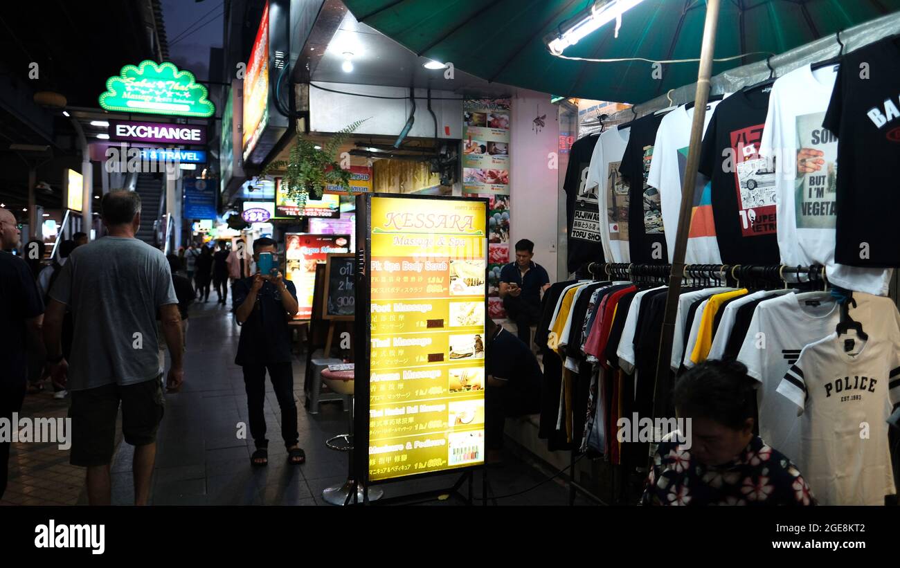 Pandemic Lockdown First Soft Opening in Sukhumvit Road tra Nana e Asoke Nightly Entertainment District vicino alla stazione BTS di Nana Bangkok Thailandia Foto Stock