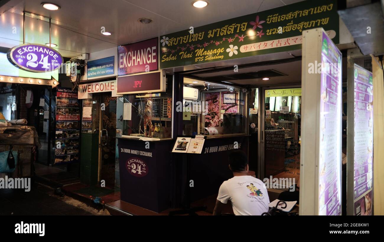 Pandemic Lockdown First Soft Opening in Sukhumvit Road tra Nana e Asoke Nightly Entertainment District vicino alla stazione BTS di Nana Bangkok Thailandia Foto Stock