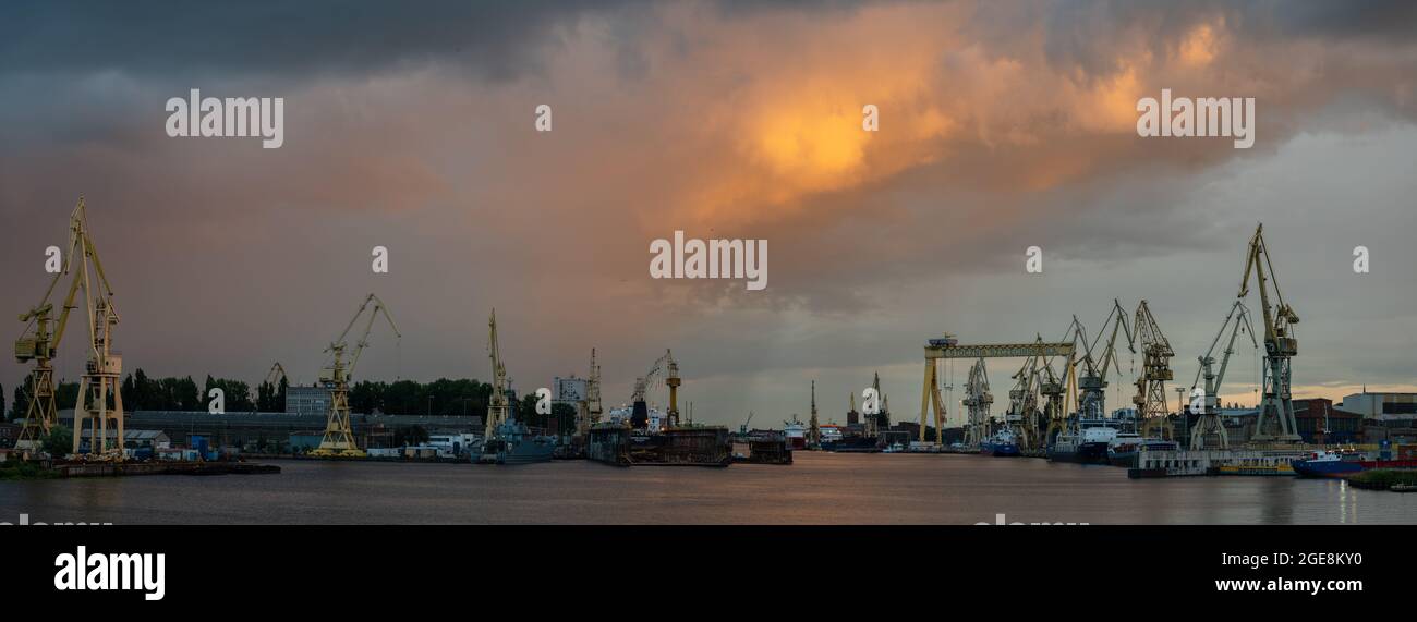 Vista panoramica dei cantieri navali di Szczecin durante una tempesta serale di passaggio Foto Stock