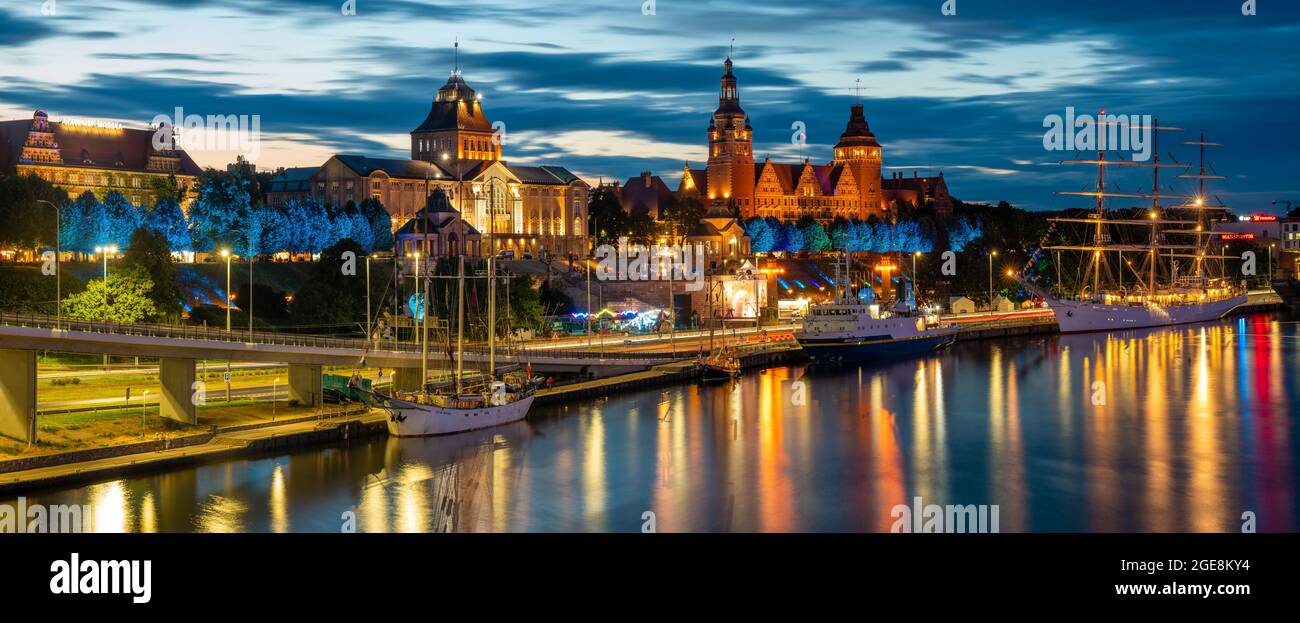 Vista panoramica della città di Szczecin (Stettin) di notte. Foto Stock