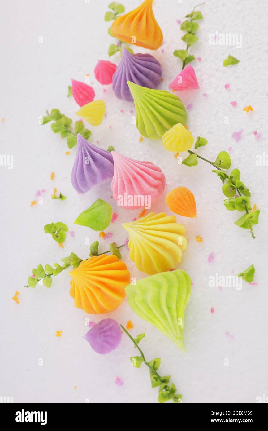 Un dessert tailandese colorato chiamato Alua.arrangiato con bellissimi fiori decorativi vedere la pagina di mangiare, aspetto pulito isolato dallo sfondo Foto Stock