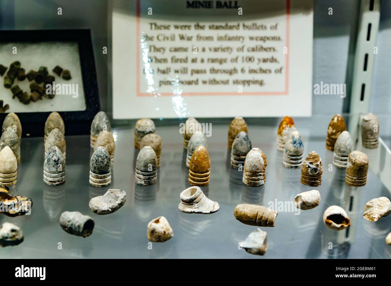 Le palle Minié della Guerra civile (proiettili) di vari calibro sono esposte nel museo Fort Gaines, 12 agosto 2021, a Dauphin Island, Alabama. Foto Stock