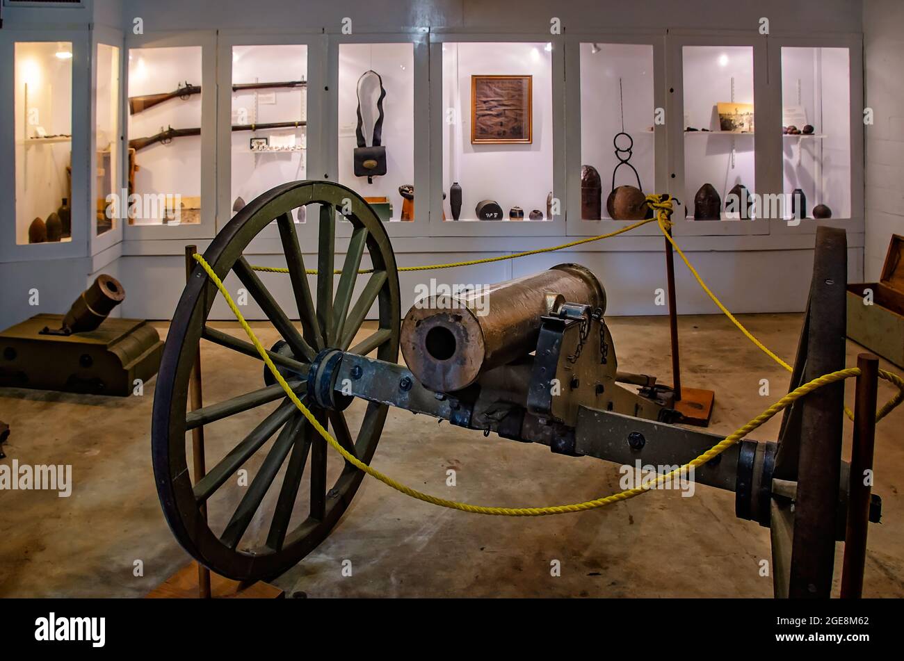 Armi e munizioni della Guerra civile sono esposte nel museo Fort Gaines, 12 agosto 2021, a Dauphin Island, Alabama. Foto Stock