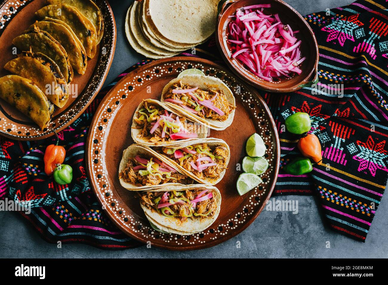 tacos messicano cochinita pibil con salsa habanero cibo tradizionale in Yucatan Messico Foto Stock