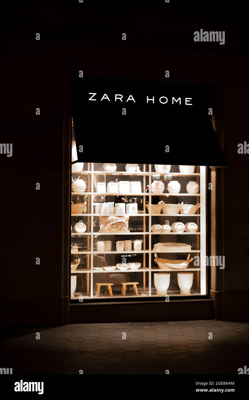 BARCELLONA, SPAGNA - 12 agosto 2021: Barcellona, Catalogna, Spagna - 12 agosto 2021: Zara Home negozio di articoli per la casa a Passeig de Gracia nella notte, il Foto Stock