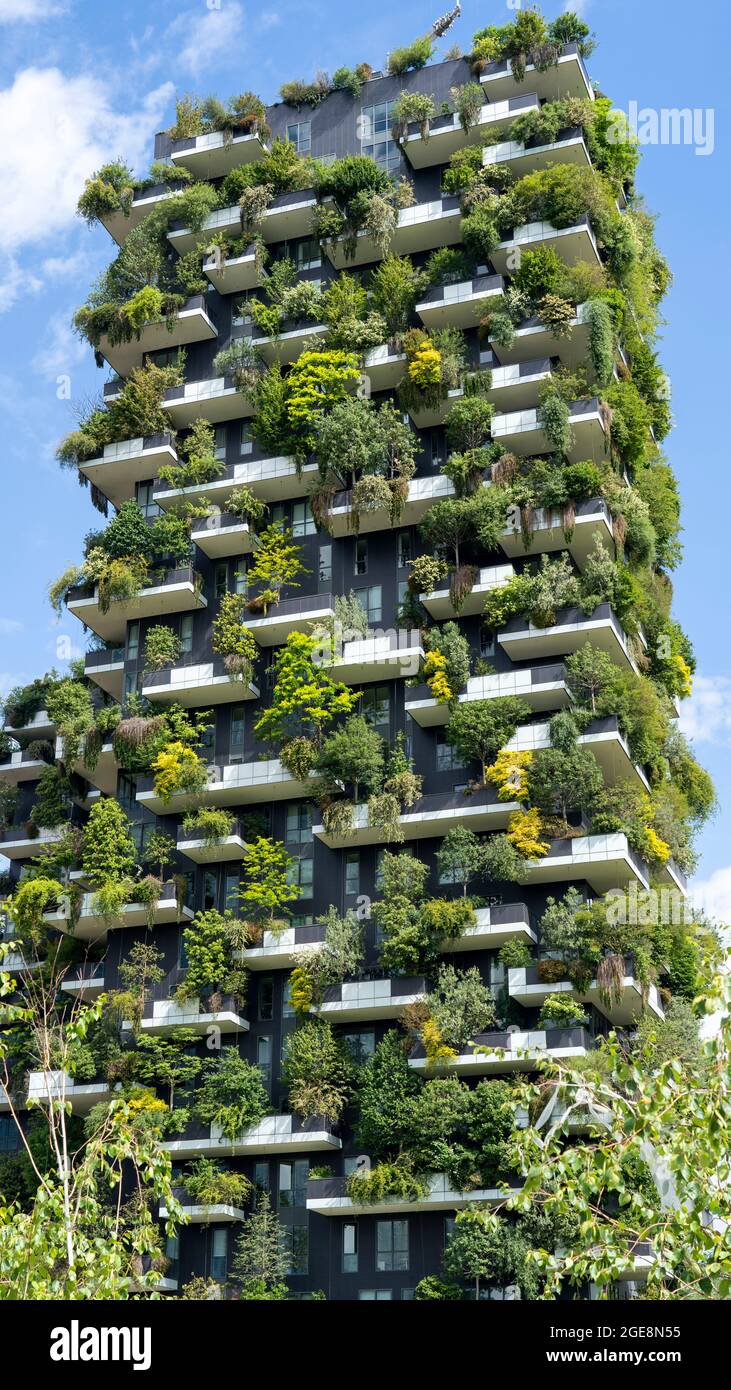 Milano, Italia. Bosco verticale, una vista ravvicinata sui moderni grattacieli ecologici con molti alberi su ogni balcone. Architettura moderna Foto Stock