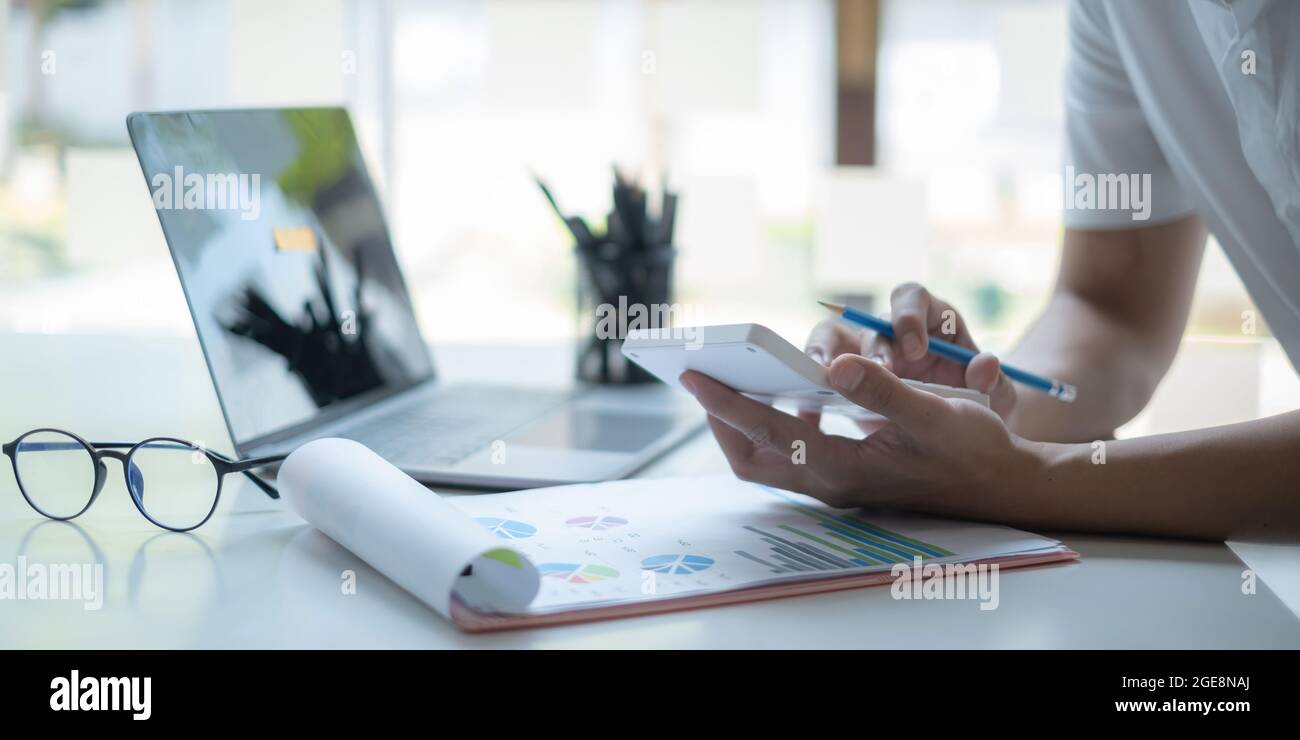 Contabile che calcola e gestisce le finanze. Il concetto di un bilancio, tasse, e carta di prestito Foto Stock