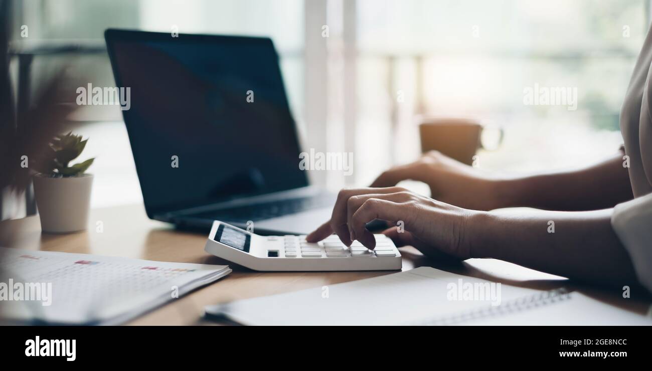 Contabile che calcola e gestisce le finanze. Il concetto di un bilancio, tasse, e carta di prestito Foto Stock