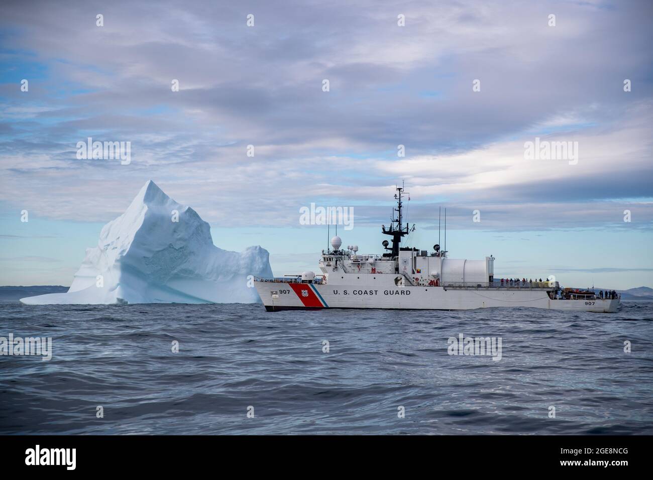 NUUK, Groenlandia -- (agosto 13, 2021) la USCGC Escanaba (WMEC 907) naviga da un iceberg nel Mar di Labrador. L'Escanaba è una famosa fresa di media resistenza di 270 piedi con un equipaggio di circa 100 persone che conduce molte delle missioni del servizio, enfatizzando le forze dell'ordine e la sicurezza. (STATI UNITI Guardia costiera foto di Petty ufficiale 3° Classe Dyxan Williams) Foto Stock