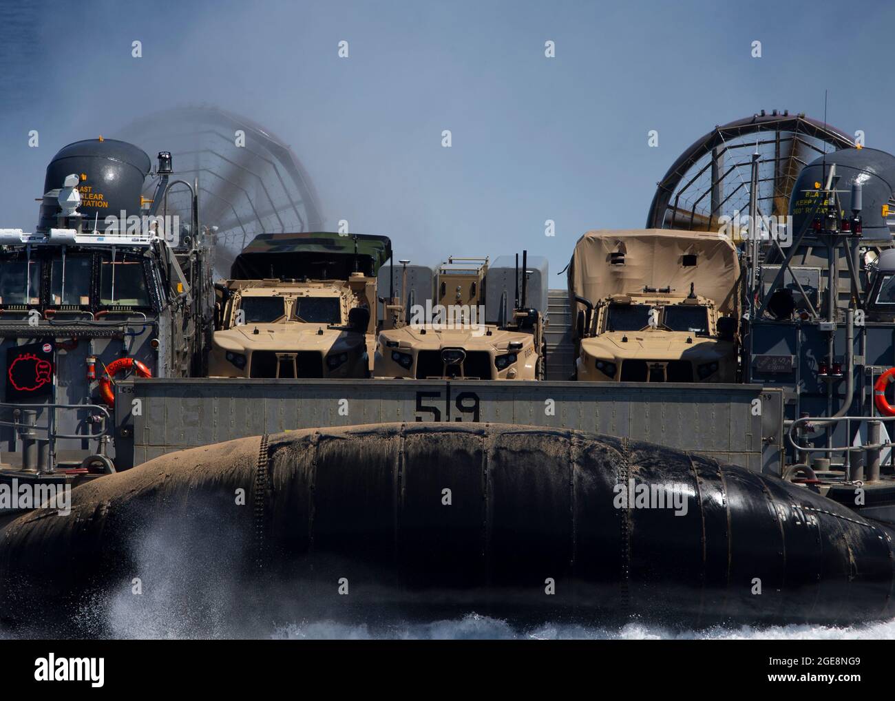Un lanciatore del sistema di interdizione navale della marina militare, un veicolo di comando e controllo e un veicolo tattico della luce congiunta sono trasportati da un cuscino d'aria della marina degli Stati Uniti d'atterraggio dalla Pacific Missile Range Facility Barking Sands, Hawaii, verso U.S.S. San Diego, 16 agosto 2021. Il movimento ha dimostrato la mobilità di una base avanzata e conveniente per i Marine Corps, un concetto fondamentale negli sforzi del Marine Corps’ Force Design 2030. Le unità della Marina militare e del corpo Marino degli Stati Uniti si sono riunite da oltre 17 fusi orari partecipando all'esercizio 2021 su larga scala. (STATI UNITI Marine Corps foto di CPL. Luca Foto Stock