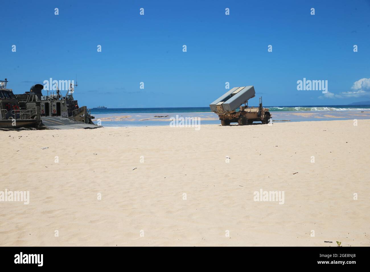 Un veicolo di lancio del sistema di interdizione navale della marina militare si dispiega in posizione a bordo della Pacific Missile Range Facility Barking Sands, Hawaii, 16 agosto 2021. Il NMESIS e i suoi missili Naval Strike hanno partecipato a un esercizio di fuoco vivo, qui, parte dell'esercizio su larga scala 2021. Durante l'addestramento, un corpo marino spara la base avanzata expeditionary rilevata, localizzata, identificata e colpì una nave bersaglio in mare, richiedendo più di 100 miglia nautiche di volo del missile. Gli incendi EAB Marines ha sviluppato una soluzione di targeting per una forza congiunta di seapower e airpower che ha colpito la nave come Th Foto Stock
