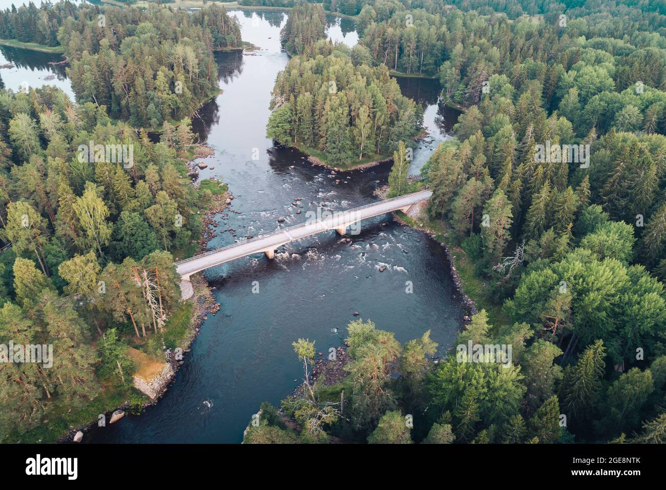 Vista aerea ad alto angolo del ponte che collega le isole in un delta del paesaggio fluviale nel parco nazionale di Färnebofjärden Foto Stock