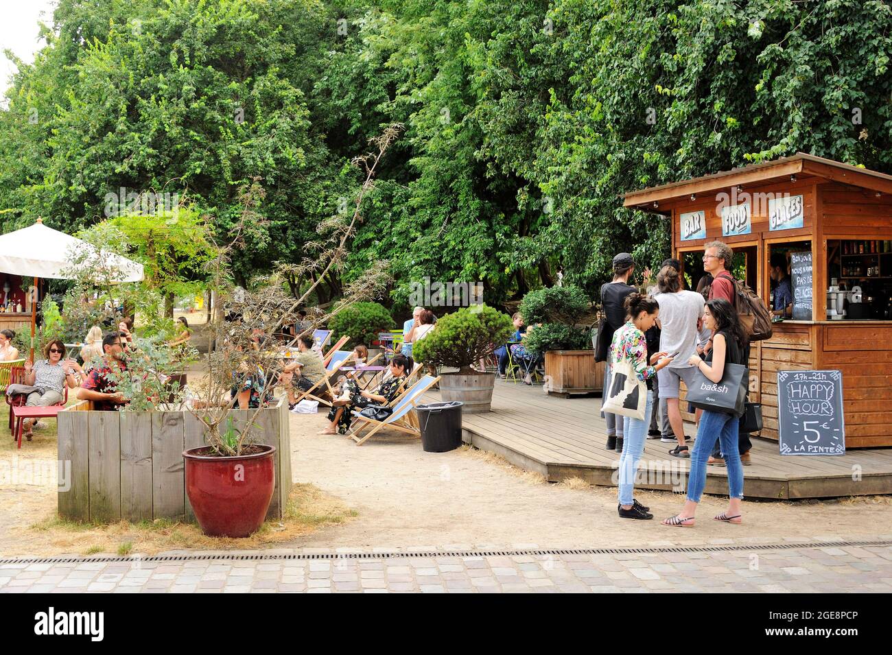 FRANCIA, PARIGI (75) 19 ° ARRONDISSEMENT, PARCO LA VILLETTE, TERRAZZA DI LA PETITE HALLE CAFE Foto Stock
