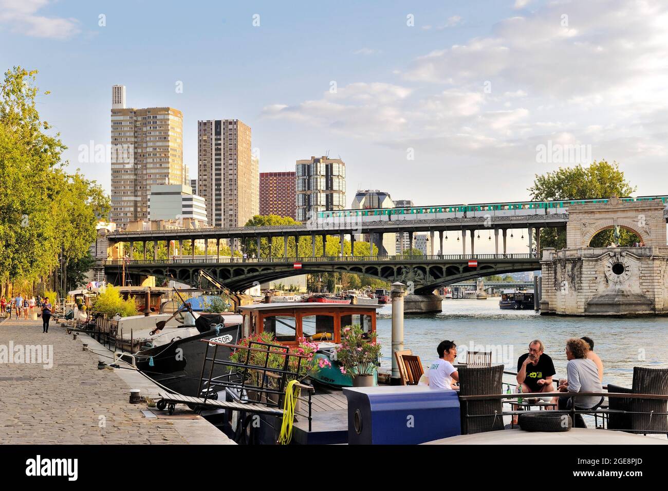 FRANCIA, PARIGI (75) 7 E 15 ° ARRONDISSEMENT, TOUR EIFFEL QUARTIERE, LE RIVE DELLA SENNA, IN BACKGROUND BEAUGRENELLE QUARTIERE Foto Stock