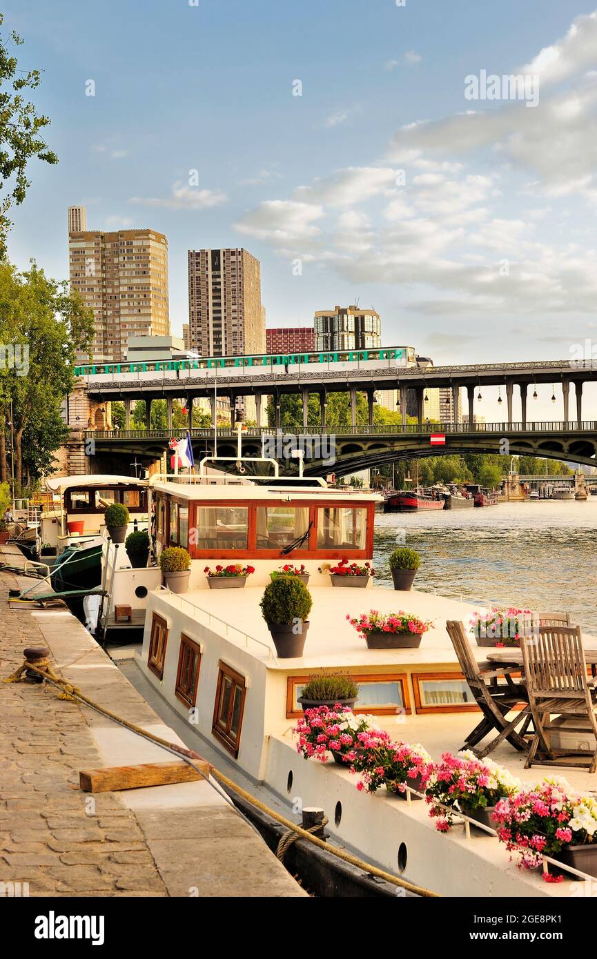 FRANCIA, PARIGI (75) 7 E 15 ° ARRONDISSEMENT, TOUR EIFFEL QUARTIERE, LE RIVE DELLA SENNA, IN BACKGROUND BEAUGRENELLE QUARTIERE Foto Stock
