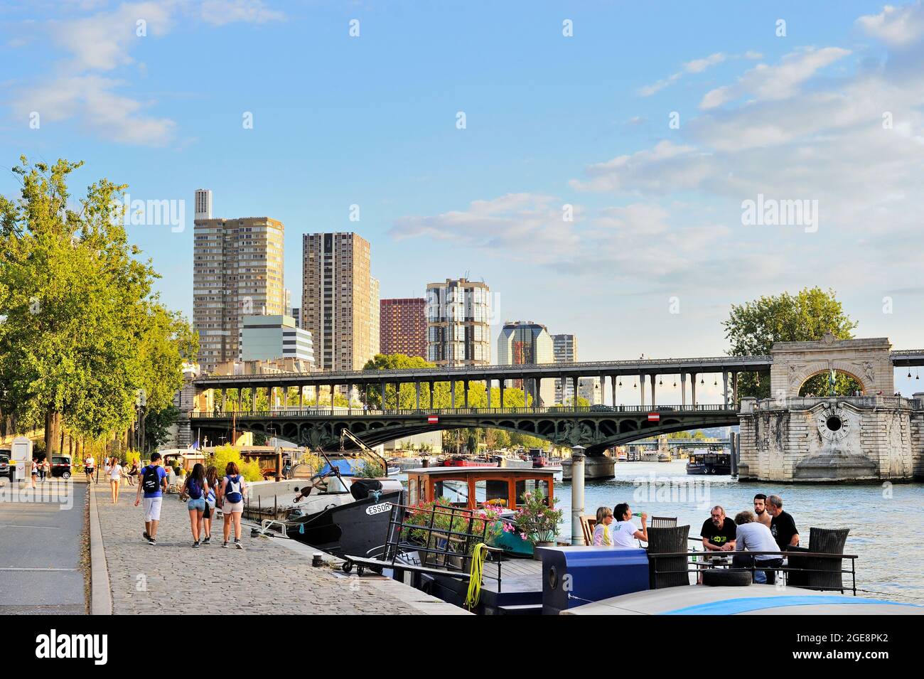 FRANCIA, PARIGI (75) 7 E 15 ° ARRONDISSEMENT, TOUR EIFFEL QUARTIERE, LE RIVE DELLA SENNA, IN BACKGROUND BEAUGRENELLE QUARTIERE Foto Stock