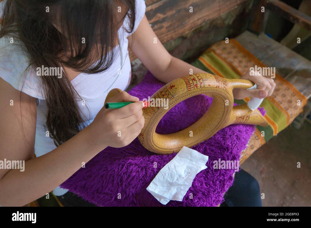 Economia del turismo e dell'artigianato tradizionale in Turchia, dall'argilla cruda allo stampaggio artigianale del trotto, alla scultura e alla decorazione in un laboratorio Avanos Foto Stock