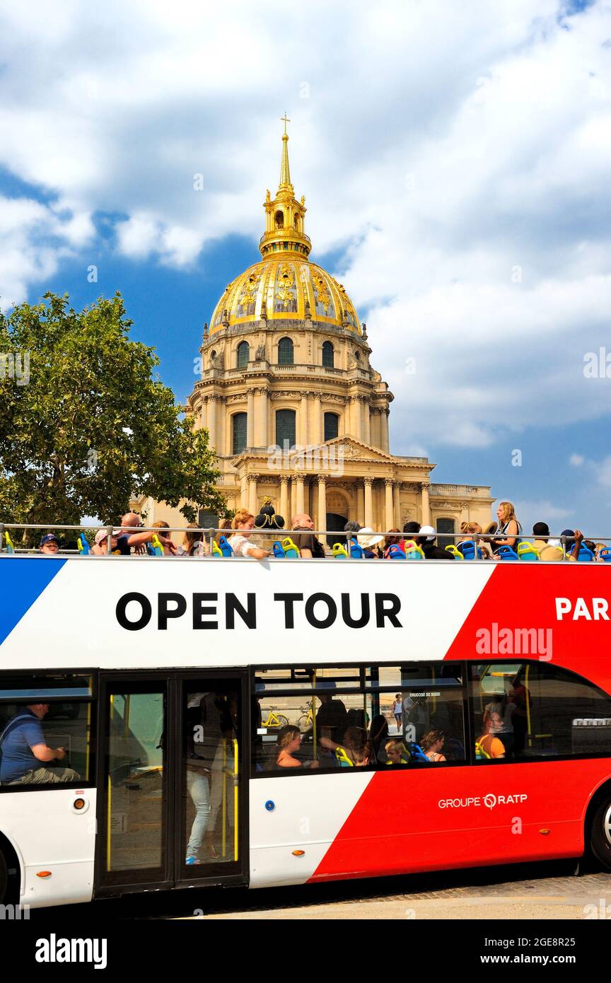 FRANCIA, PARIGI (75) 7 ° ARRONDISSEMENT, TOUR APERTO FERMATA DELL'AUTOBUS TURISTICO PRESSO L'HOTEL DI INVALIDES Foto Stock