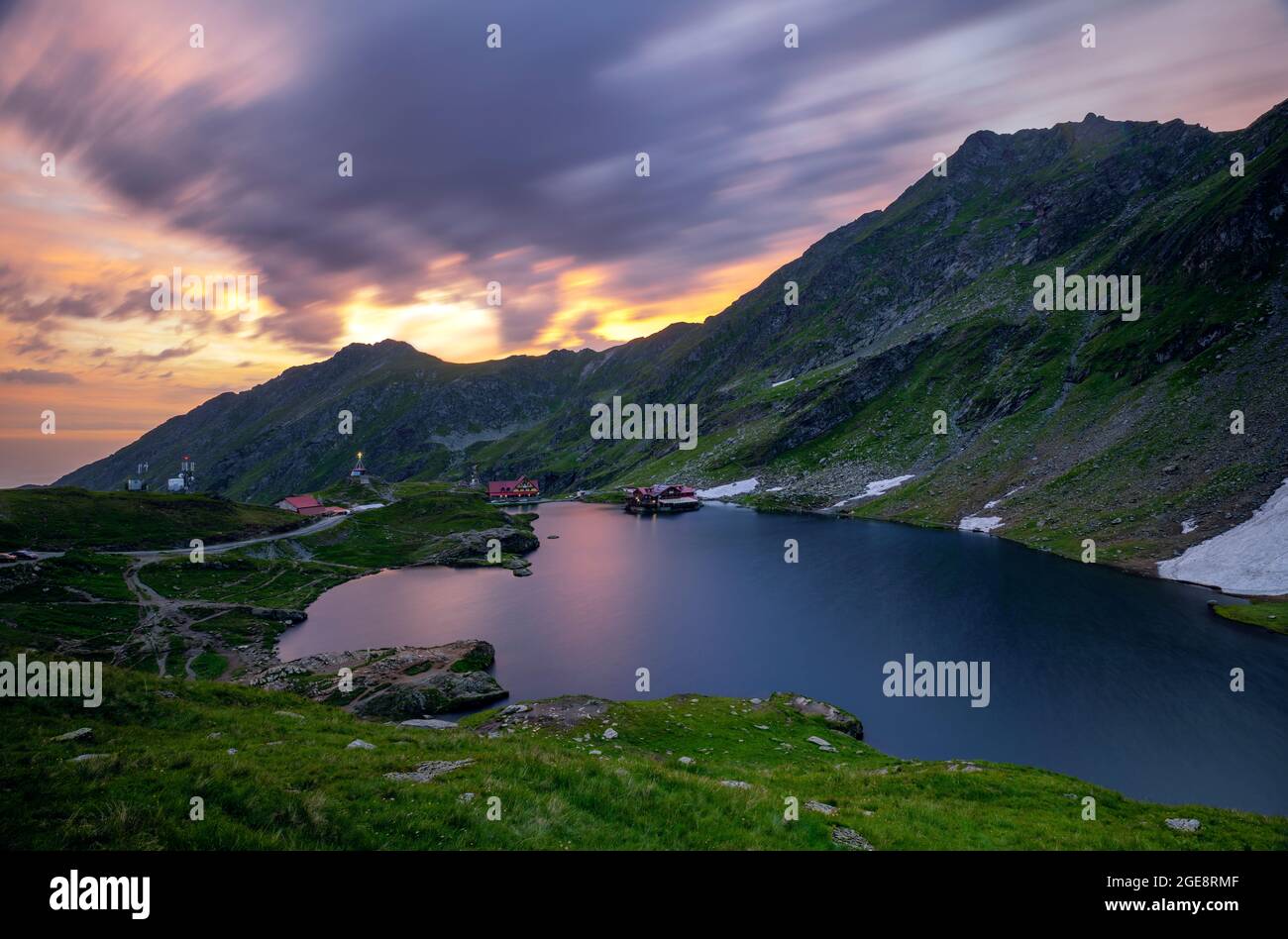 Spettacolare tramonto sul Lago Balea Lac situato vicino alla famosa autostrada Transfagarasan Foto Stock