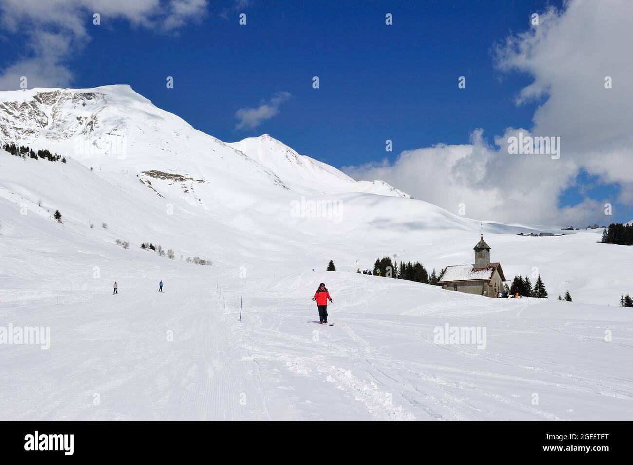 FRANCIA, ALTA SAVOIA (74) MASSICCIO DEGLI ARAVIS, LE GRAND BORNAND, ZONA SCIISTICA, ZONA DEL PASSO COL DES ANNES, LA CAPPELLA DI LA DUCHE È LA PIÙ ANTICA DELLA GR Foto Stock