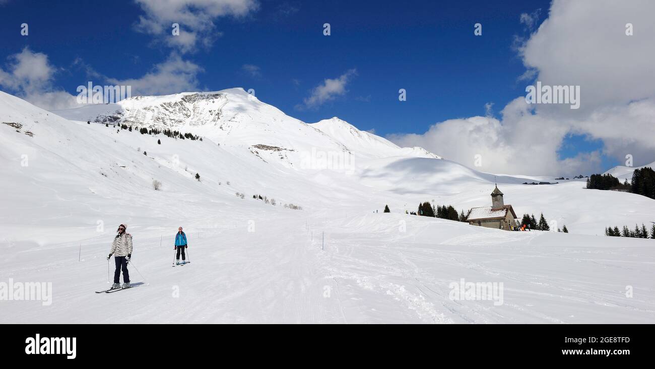 FRANCIA, ALTA SAVOIA (74) MASSICCIO DEGLI ARAVIS, LE GRAND BORNAND, ZONA SCIISTICA, ZONA DEL PASSO COL DES ANNES, LA CAPPELLA DI LA DUCHE È LA PIÙ ANTICA DELLA GR Foto Stock