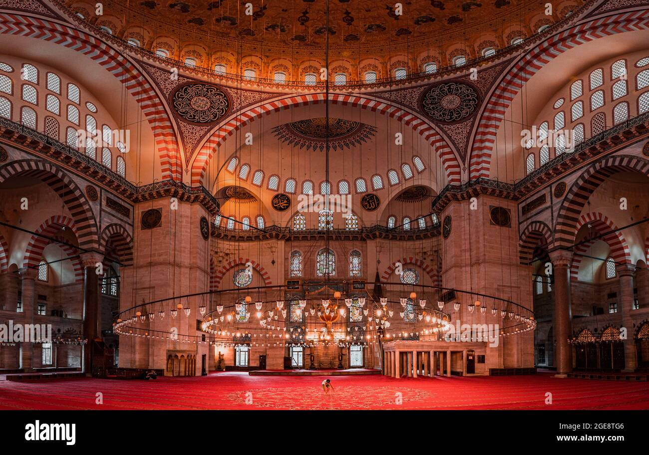 Vista interna della maestosa Moschea di Suleymaniye a Istanbul, Turchia Foto Stock