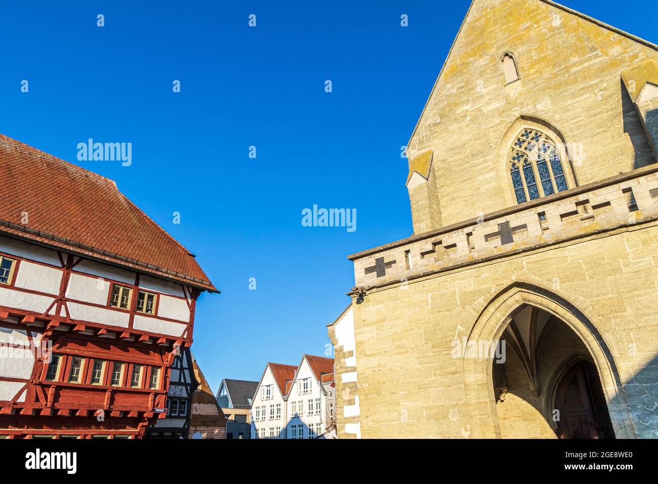 Mercato a Bad Saulgau con la Chiesa di San Giovanni Battista, alta Svevia, Germania Foto Stock
