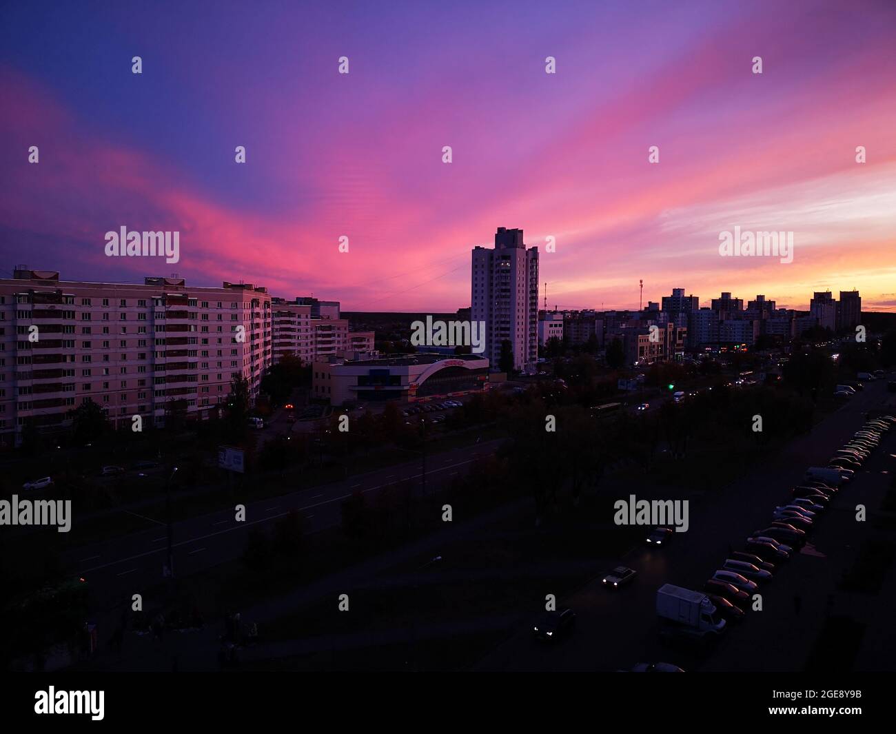 crimson tramonto sulla città Foto Stock