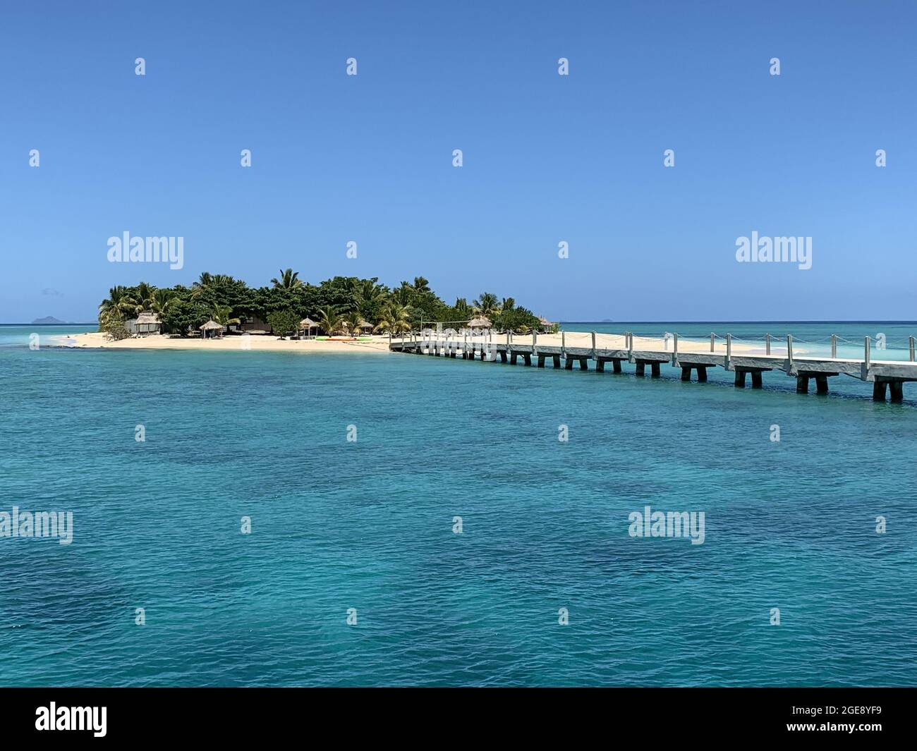 Passerella che va ad una bella piccola isola circondata da acqua di mare Foto Stock