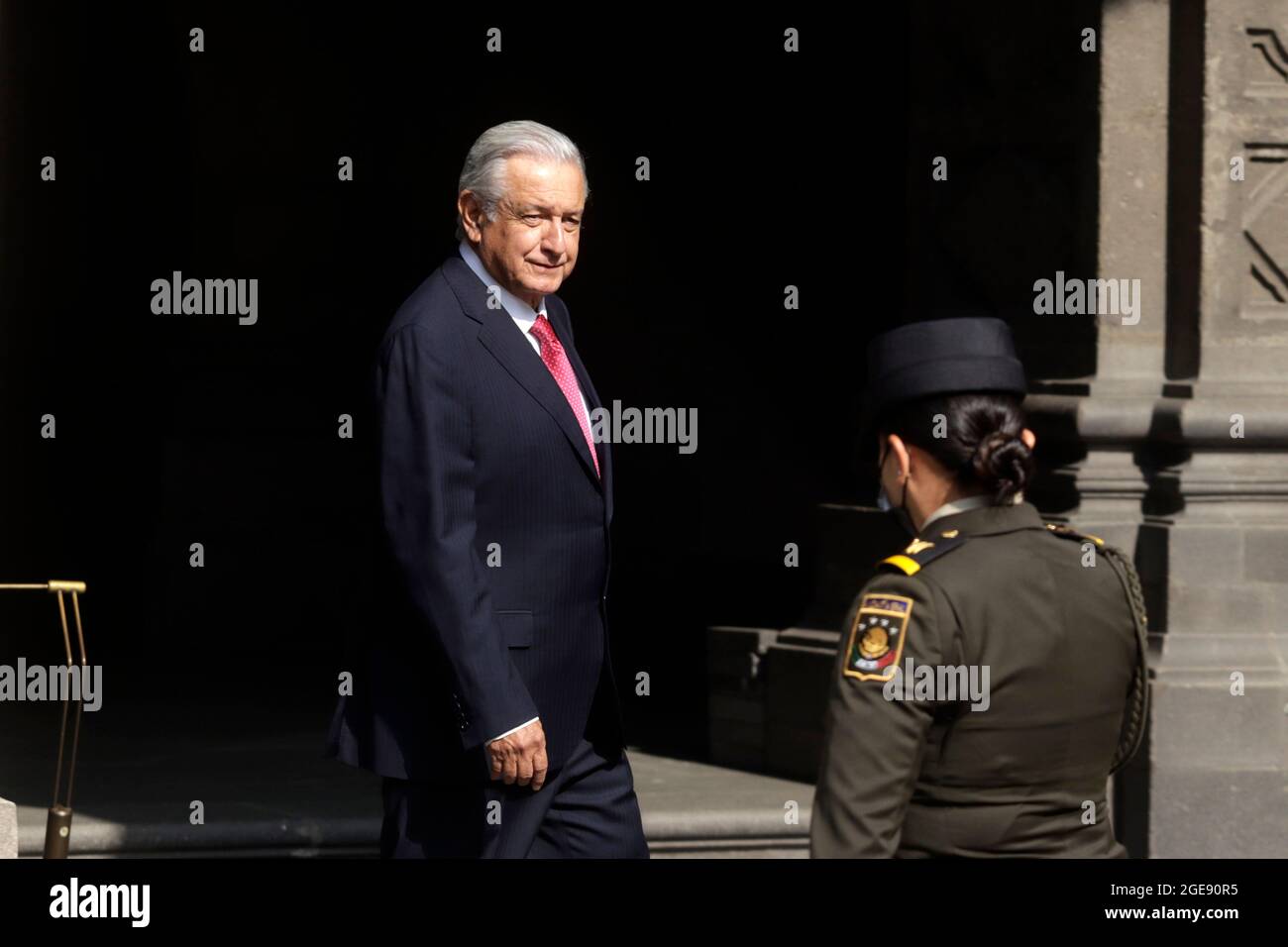 Non esclusivo: CITTÀ DEL MESSICO, MESSICO - 17 AGOSTO: Il presidente messicano Andres Manuel Lopez Obrador, arriva a una cerimonia con gli atleti del Messico in testa Foto Stock