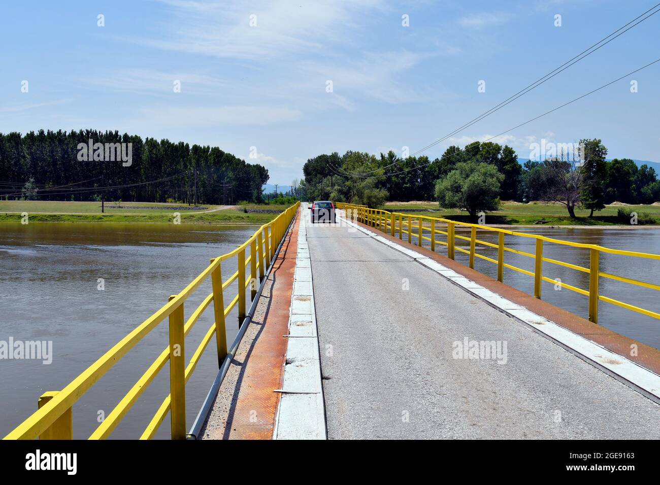 Grecia, auto su un ponte a corsia singola su un canale per livellare il bacino del Kerkini Foto Stock