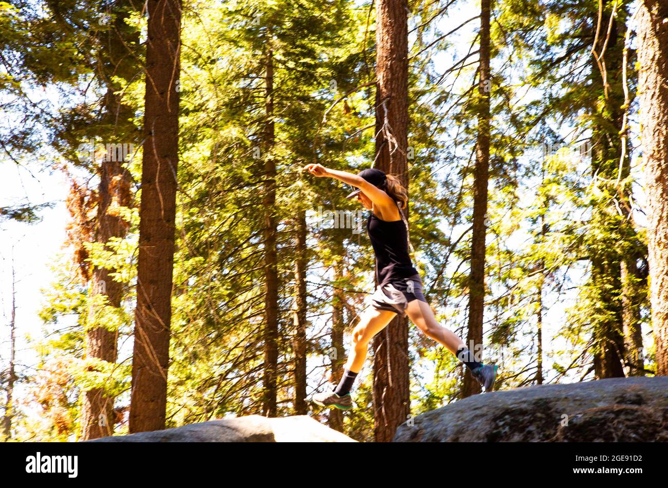 Sequoia National Park, California, USA. 1 agosto 2021. Sequoia National Park è un parco nazionale americano nella Sierra Nevada meridionale. Il parco è notevole per i suoi enormi sequoie, tra cui l'albero generale Sherman, il più grande albero della Terra per volume. Sequoia gigante è anche conosciuta come sequoia gigante, Sierra redwood. Molti visitatori del parco entrano nel Sequoia National Park attraverso la sua entrata sud vicino alla città di Three Rivers a Ash Mountain a 1,700 piedi (520 m) di altitudine. Nella foto: turistico al Parco Nazionale. Credit: Katrina Kochneva/ZUMA Wire/ZUMAPRESS.com/Alamy Live News Foto Stock