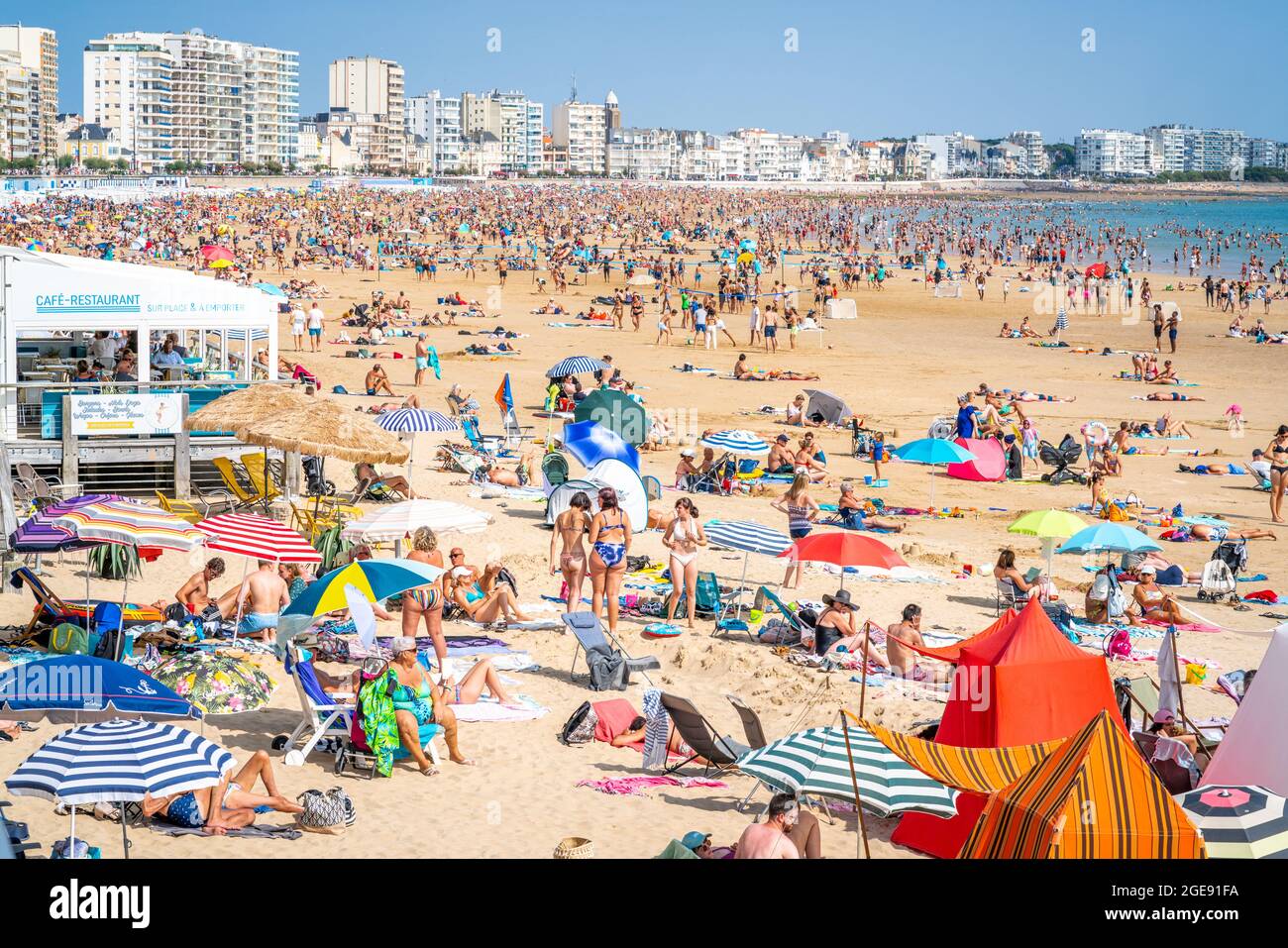 12 agosto 2021 , Les Sables d’Olonne Francia : Vista della spiaggia la Grande Plage di Les Sables d’Olonne affollata di persone durante l’estate 2021 su Francia a. Foto Stock