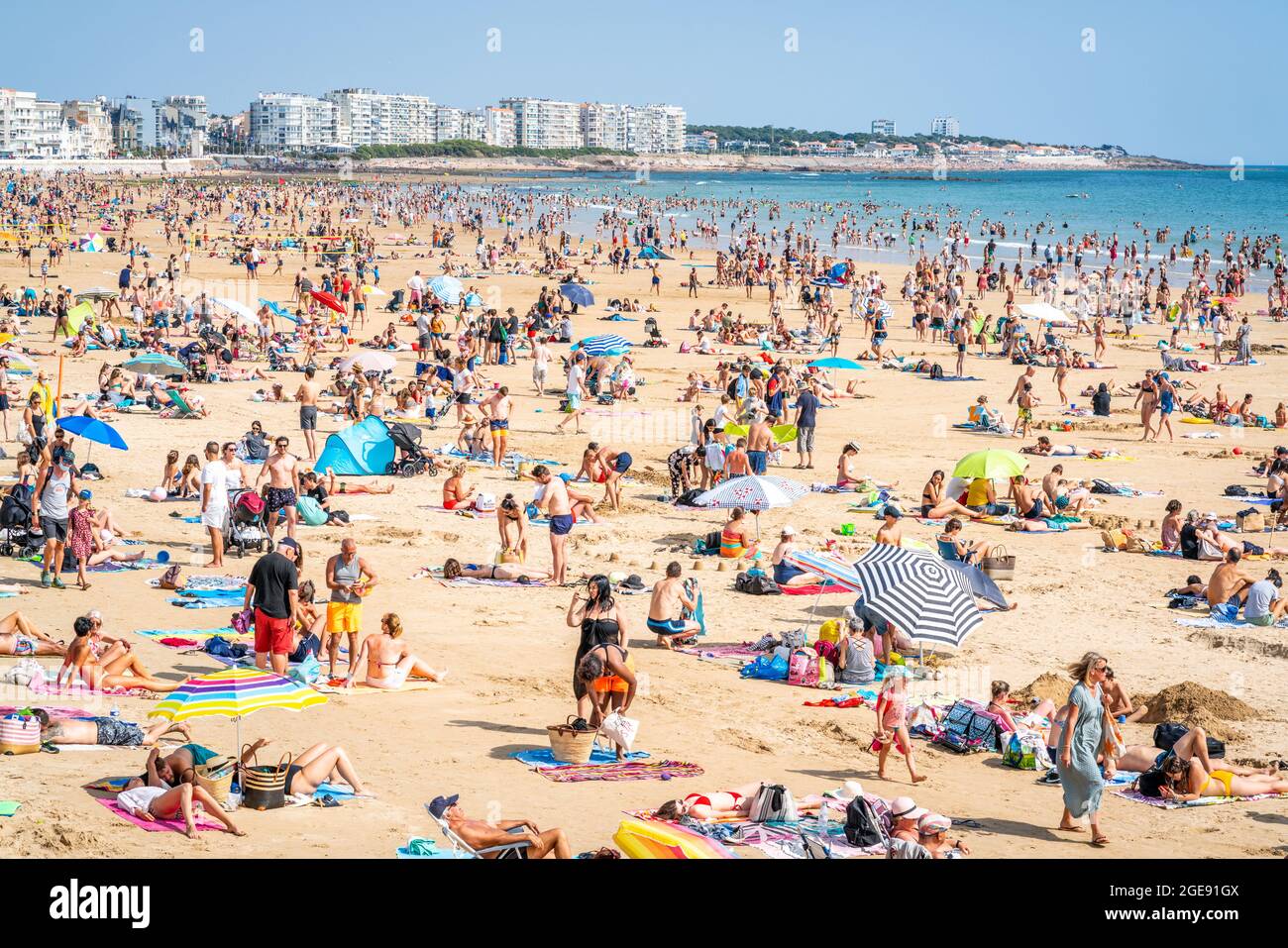 12 agosto 2021 , Les Sables d’Olonne Francia : Vista della spiaggia la Grande Plage di Les Sables d’Olonne affollata di persone durante l’estate 2021 su Francia a. Foto Stock