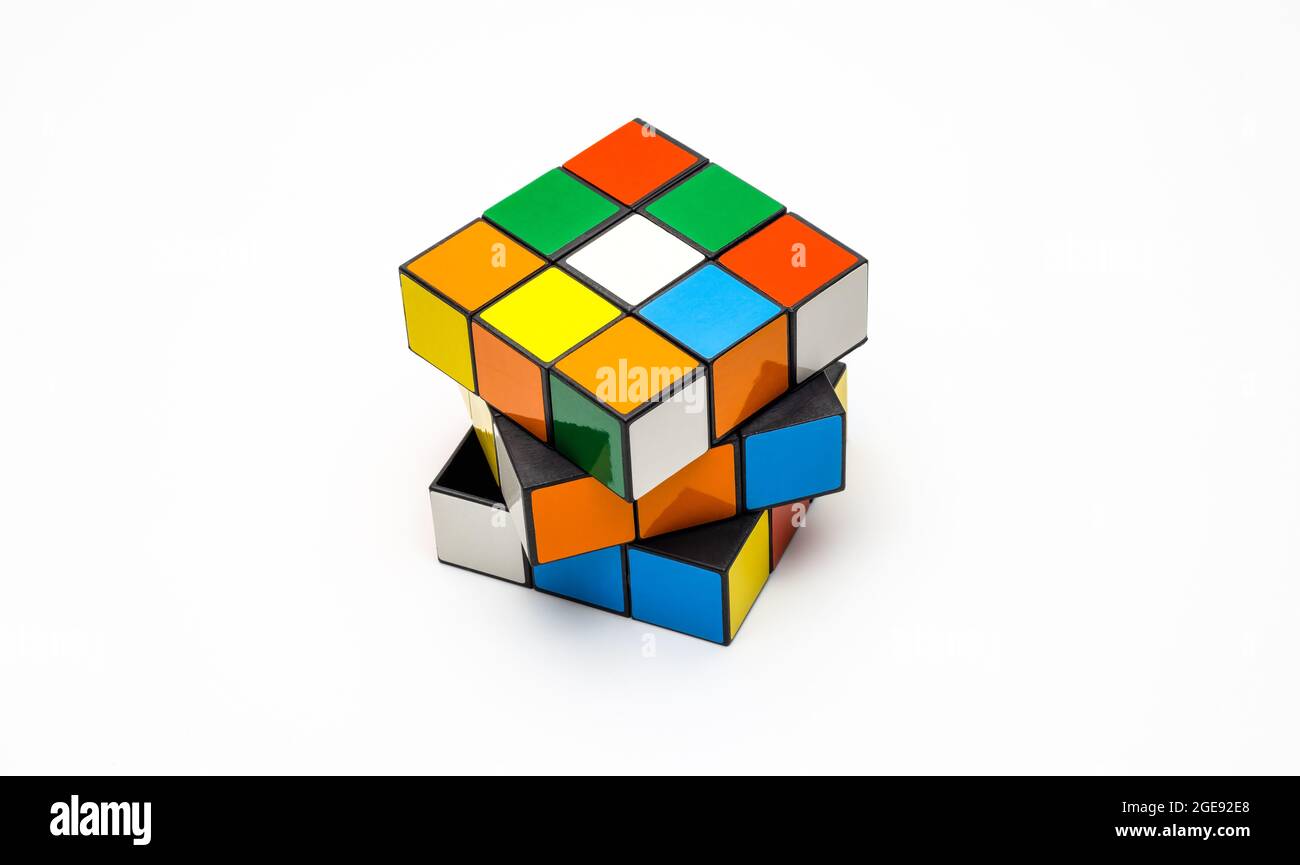 Prospettiva irrisolta cubo puzzle rubik su un notebook nero con spazio di  copia bianco Foto stock - Alamy